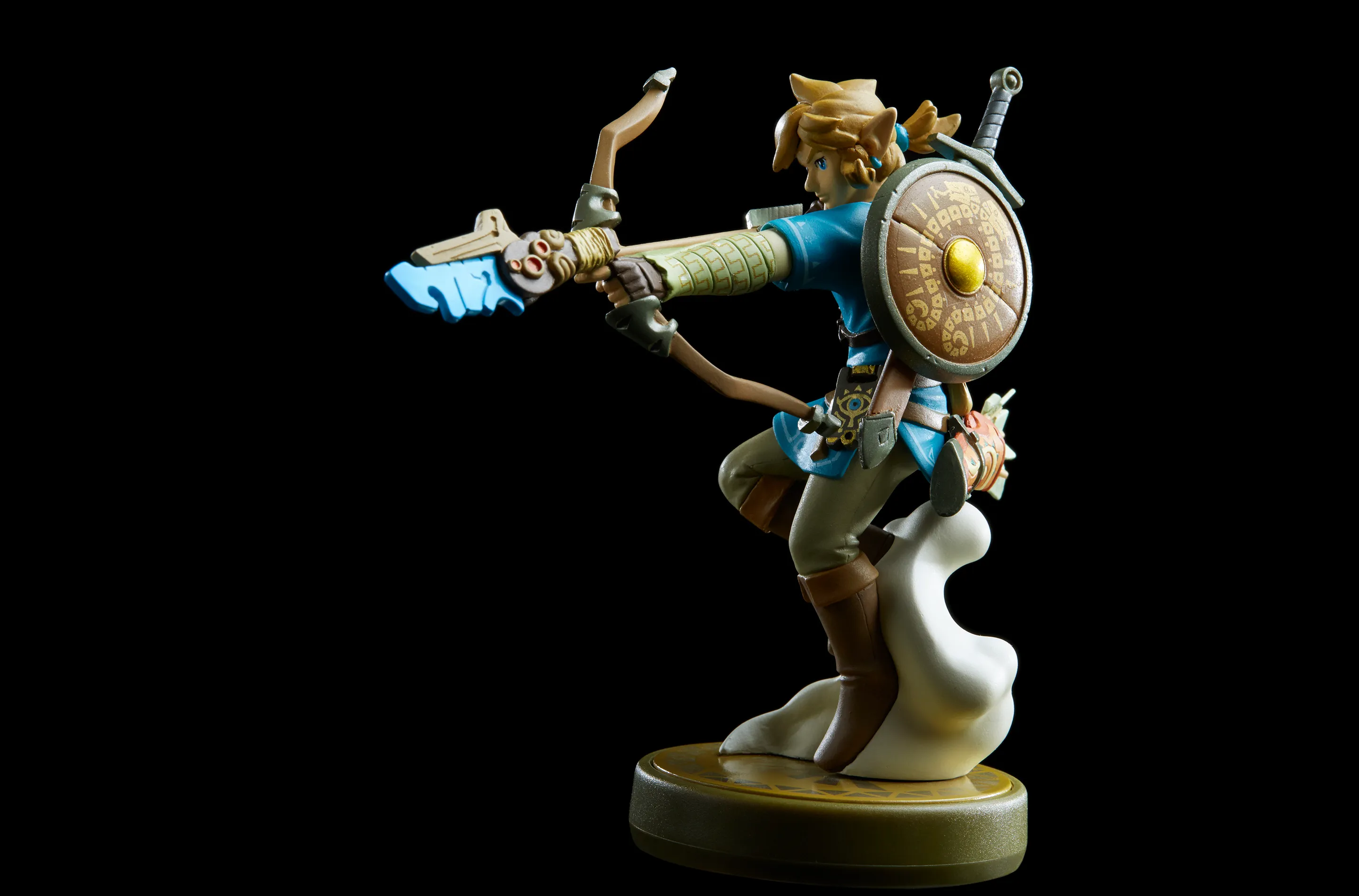 683e0-amiibo_zelda_e32016_image01-3_linkarcher8.jpg